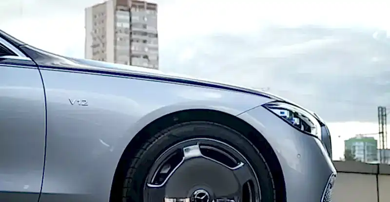 limitirovannyj-avtomobil-mercedes-maybach-serii-edition-100-27
